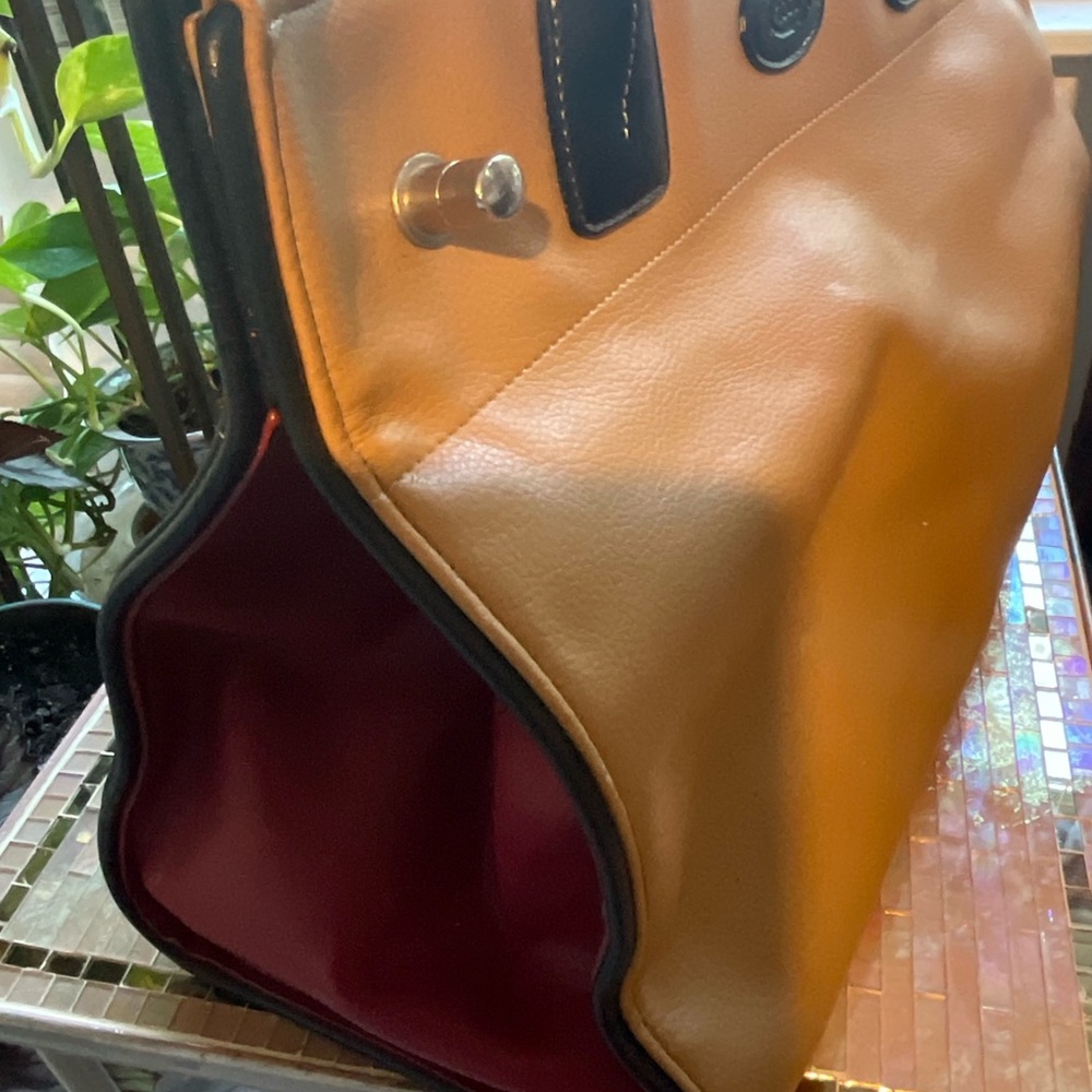 TODS NEW TRI COLORED LEATHER TOTE SATCHEL, 2 STRAPS, TOGGLE CLOSE, BLACK TAN RED